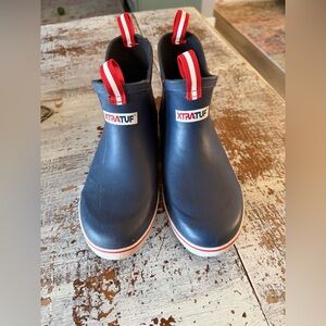 Kids Xtratuf ankle deck boots size 5
